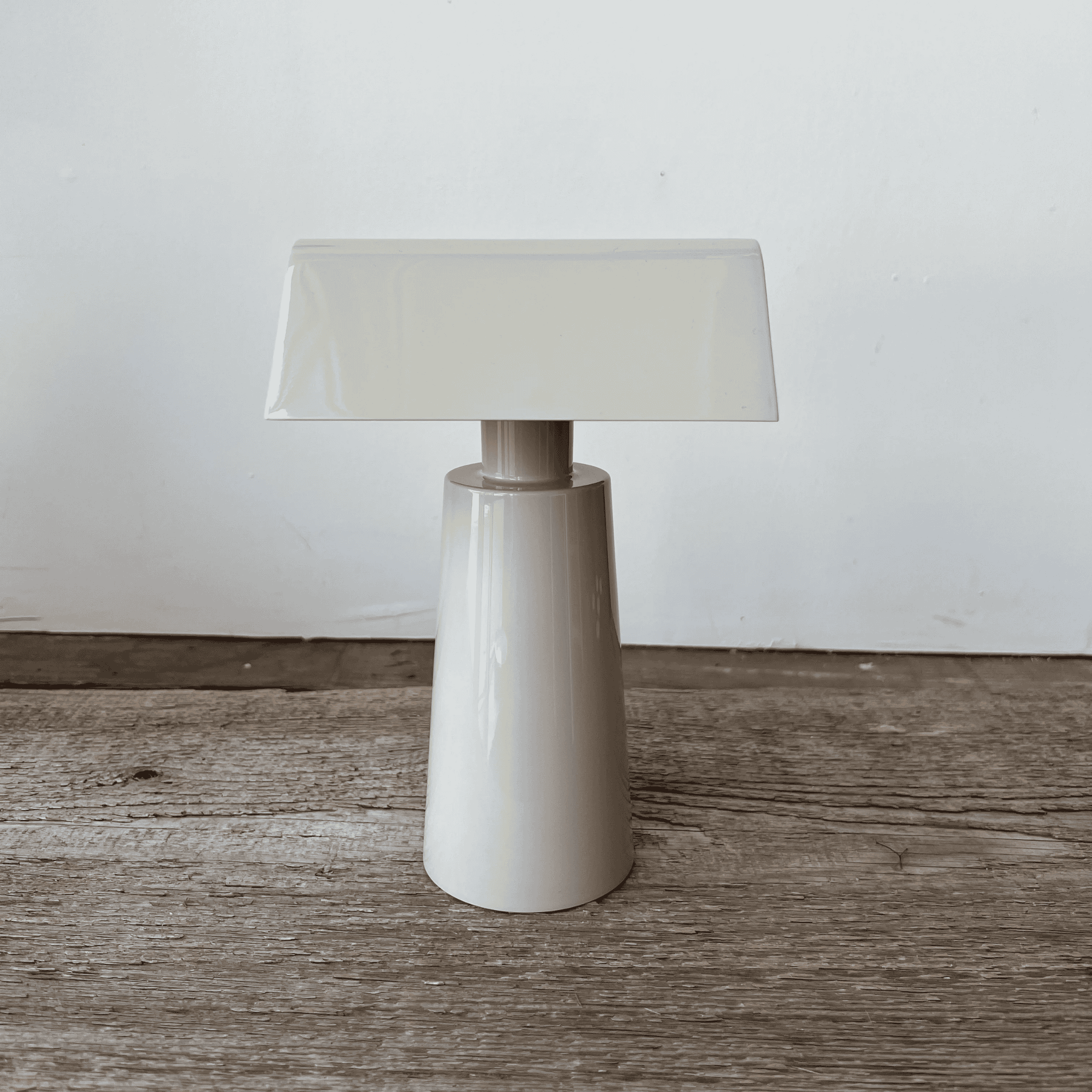 Lyspyra Pyramid Lamp with Built-In Wireless Charger, Table Lamps, Touch