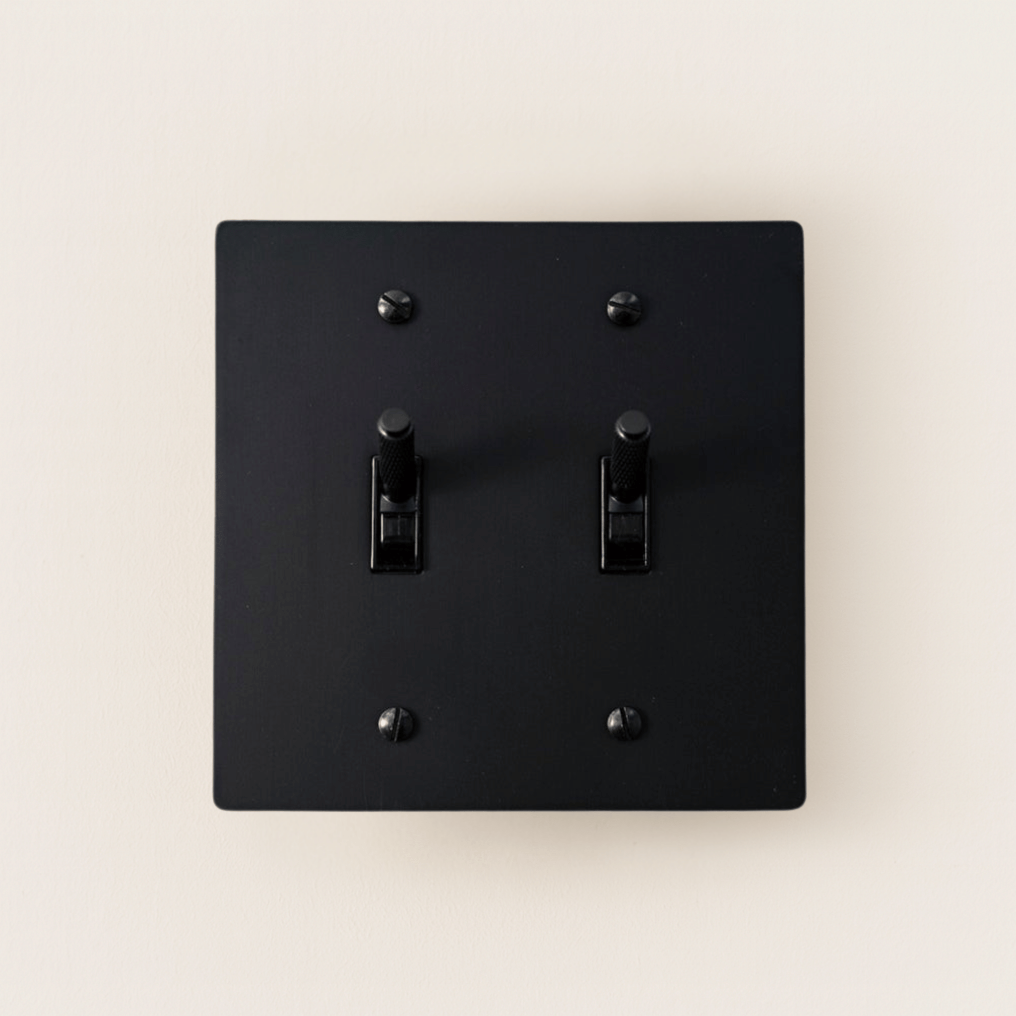 Premium Matte Black Brass Toggle Switch by Skonne, 2TOGGLE, Single-Pole Switches, Svarta Solid