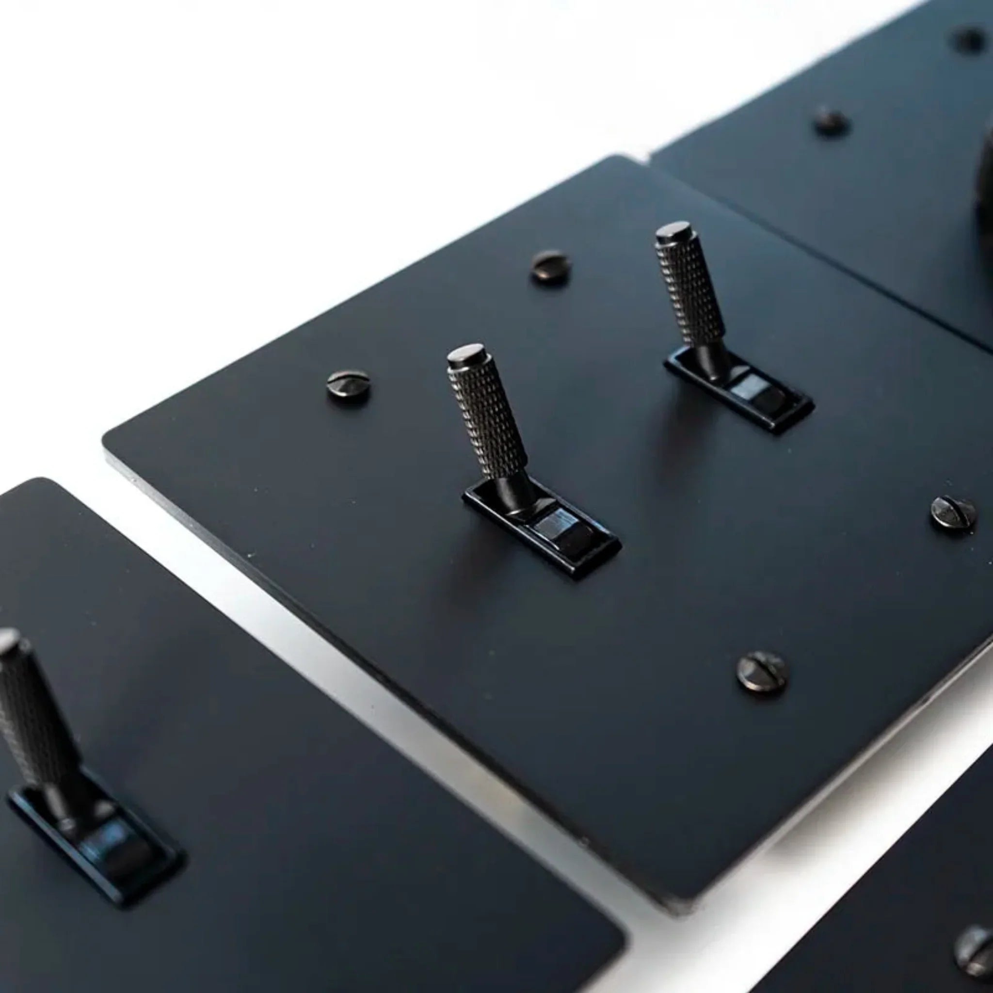 Premium Matte Black Brass Toggle Switch by Skonne, Single-Pole Switches, Svarta Solid